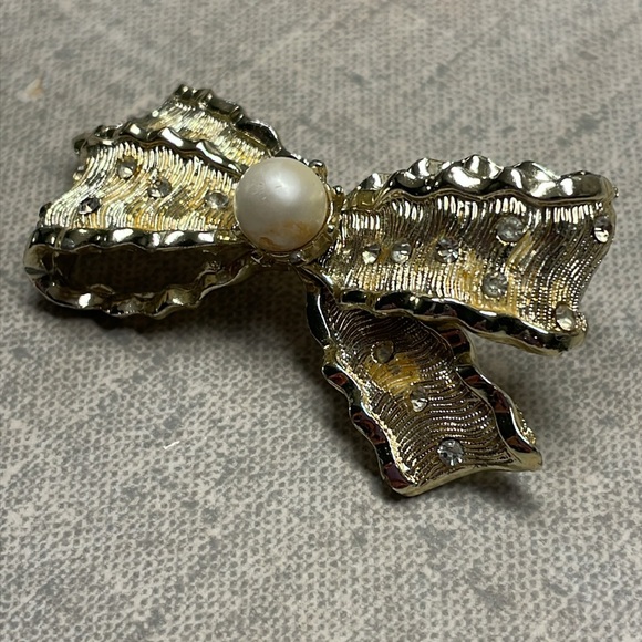 Coro Bow Rhinestone Brooch - Picture 3 of 5